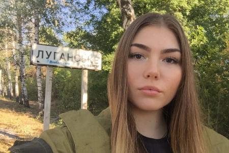 Марьяна Наумова посетила прифронтовые школы ДНР