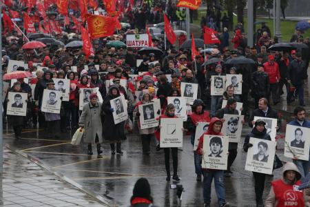 «Не забудем! Не простим!». В Москве коммунисты и их сторонники провели митинг и шествие, посвященные 24-й годовщине трагических событий осени 1993-го