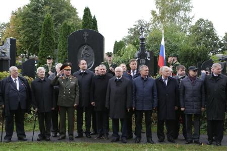 Делегация ЦК КПРФ возложила цветы к могиле Ю.Д. Маслюкова