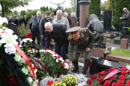 Делегация ЦК КПРФ возложила цветы к могиле Ю.Д. Маслюкова