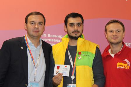 Юрий Афонин вручил руководителям ВФДМ разных лет награды, посвященные 70-летию фестивального движения