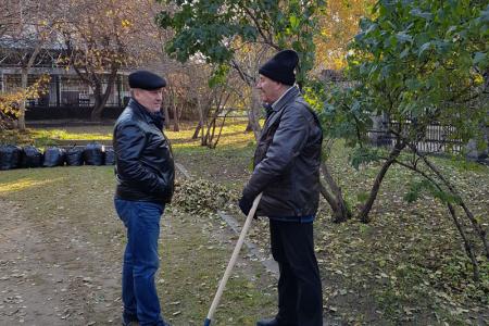Новосибирск. Коммунисты провели осенний субботник в сквере Героев Революции 