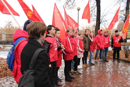 Рязанские комсомольцы всех поколений у краснозвёздного обелиска 