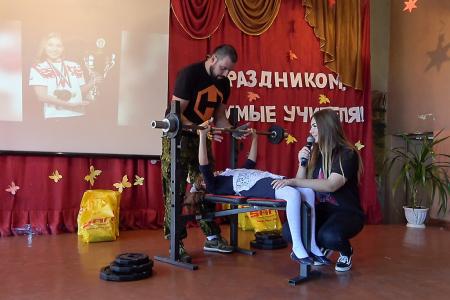 Марьяна Наумова посетила прифронтовые школы ДНР