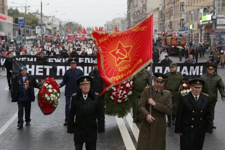 «Не забудем! Не простим!». В Москве коммунисты и их сторонники провели митинг и шествие, посвященные 24-й годовщине трагических событий осени 1993-го