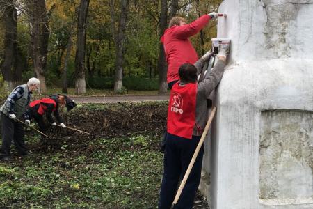 Тульские коммунисты продолжают проводить субботники в ознаменование столетия Великого Октября 