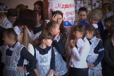 Марьяна Наумова посетила прифронтовые школы ДНР