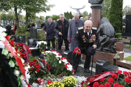 Делегация ЦК КПРФ возложила цветы к могиле Ю.Д. Маслюкова