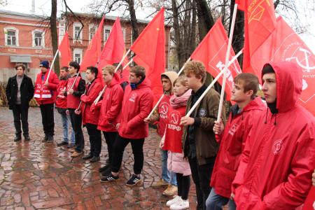Рязанские комсомольцы всех поколений у краснозвёздного обелиска 