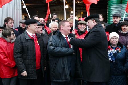 "Знамя Октября, знамя Победы вдохновляют нас на новые подвиги!". Г.А. Зюганов выступил на церемонии отправки гуманитарного конвоя на Донбасс