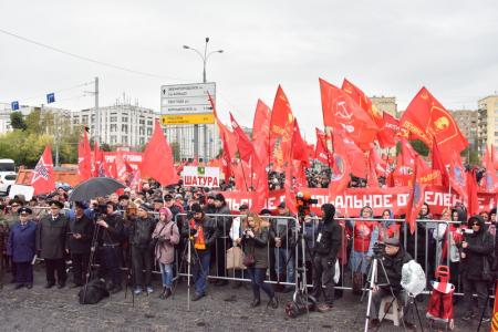 «Не забудем! Не простим!». В Москве коммунисты и их сторонники провели митинг и шествие, посвященные 24-й годовщине трагических событий осени 1993-го