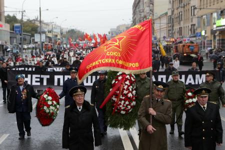 «Не забудем! Не простим!». В Москве коммунисты и их сторонники провели митинг и шествие, посвященные 24-й годовщине трагических событий осени 1993-го
