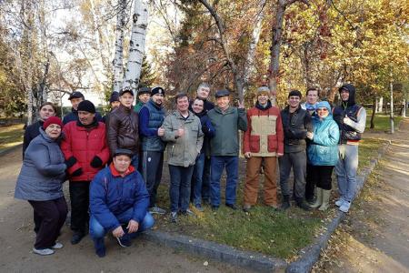 Новосибирск. Коммунисты провели осенний субботник в сквере Героев Революции 