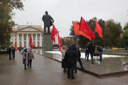 Тюменские коммунисты провели пикет в память о защитниках Советской власти в октябре 1993 года