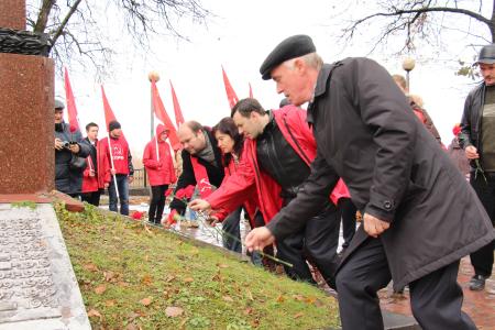Рязанские комсомольцы всех поколений у краснозвёздного обелиска 