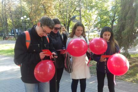 В День рождения Николая Островского белгородские комсомольцы напомнили жителям на улицах города о его произведениях