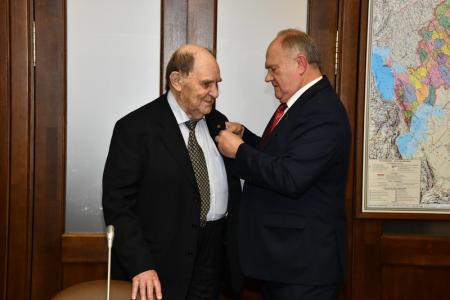 Г.А. Зюганов наградил группу министров СССР памятными медалями в честь 100-летия Великого Октября