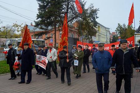 В Барнауле коммунисты и комсомольцы приняли участие в памятной акции, посвященной московским жертвам "Черного октября 1993 года"
