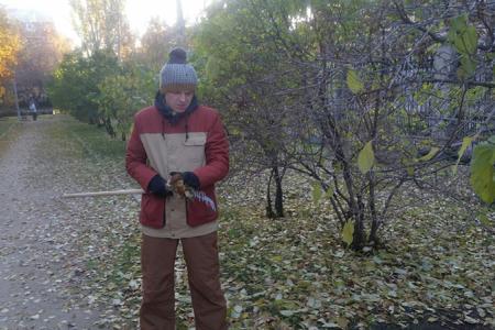 Новосибирск. Коммунисты провели осенний субботник в сквере Героев Революции 