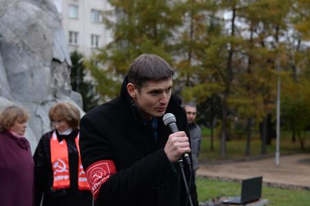 «Не забывайте этот дым». Новосибирские коммунисты почтили память защитников Дома Советов