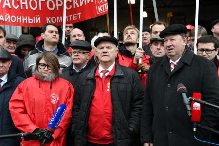 "Знамя Октября, знамя Победы вдохновляют нас на новые подвиги!". Г.А. Зюганов выступил на церемонии отправки гуманитарного конвоя на Донбасс