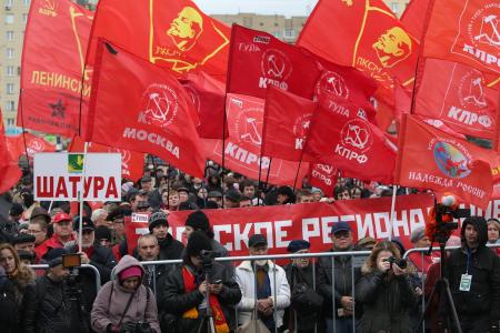 «Не забудем! Не простим!». В Москве коммунисты и их сторонники провели митинг и шествие, посвященные 24-й годовщине трагических событий осени 1993-го
