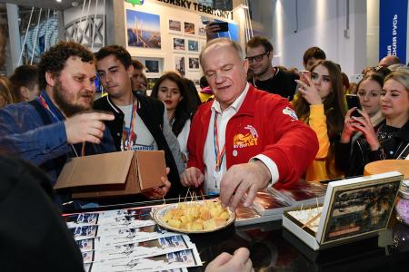 Г.А. Зюганов посетил церемонию открытия XIX Всемирного фестиваля молодежи и студентов