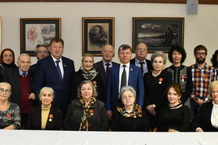 В канун 100-летия Великого Октября КПРФ наградила памятными медалями потомков полководцев Победы