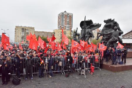 «Не забудем! Не простим!». В Москве коммунисты и их сторонники провели митинг и шествие, посвященные 24-й годовщине трагических событий осени 1993-го