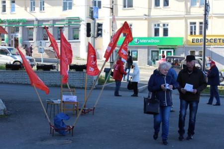 Магаданские коммунисты провели серию пикетов в память защитников Белого дома