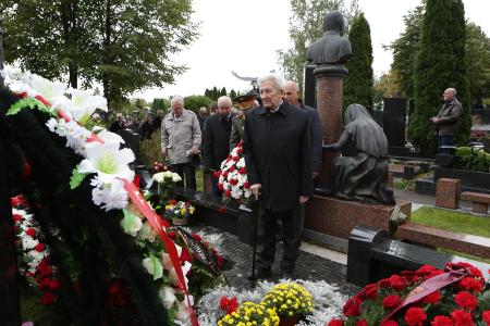 Делегация ЦК КПРФ возложила цветы к могиле Ю.Д. Маслюкова