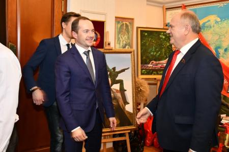 В преддверии Великого Октября Г.А. Зюганов наградил группу российских журналистов памятными медалями