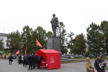 Коммунисты Владимирской области вышли на пикет в память о погибших при расстреле Верховного Совета РСФСР
