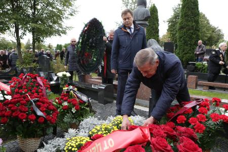 Делегация ЦК КПРФ возложила цветы к могиле Ю.Д. Маслюкова