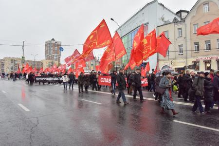 «Не забудем! Не простим!». В Москве коммунисты и их сторонники провели митинг и шествие, посвященные 24-й годовщине трагических событий осени 1993-го