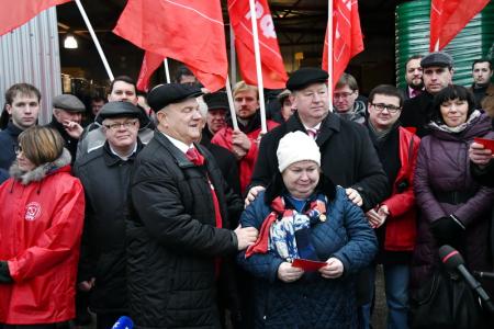 "Знамя Октября, знамя Победы вдохновляют нас на новые подвиги!". Г.А. Зюганов выступил на церемонии отправки гуманитарного конвоя на Донбасс