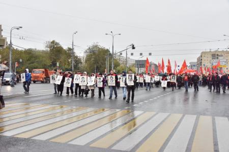 «Не забудем! Не простим!». В Москве коммунисты и их сторонники провели митинг и шествие, посвященные 24-й годовщине трагических событий осени 1993-го