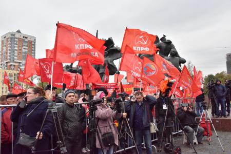 «Не забудем! Не простим!». В Москве коммунисты и их сторонники провели митинг и шествие, посвященные 24-й годовщине трагических событий осени 1993-го