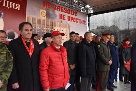 «Не забудем! Не простим!». В Москве коммунисты и их сторонники провели митинг и шествие, посвященные 24-й годовщине трагических событий осени 1993-го