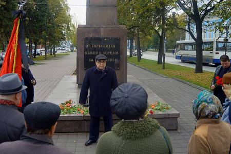 В Барнауле коммунисты и комсомольцы приняли участие в памятной акции, посвященной московским жертвам "Черного октября 1993 года"