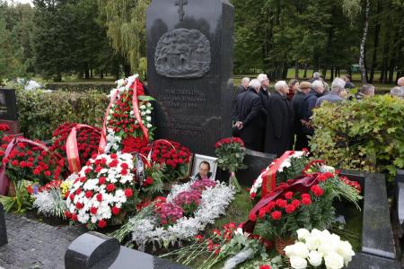 Делегация ЦК КПРФ возложила цветы к могиле Ю.Д. Маслюкова