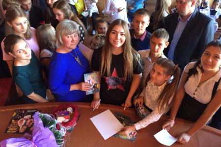 Марьяна Наумова посетила прифронтовые школы ДНР