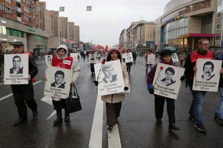«Не забудем! Не простим!». В Москве коммунисты и их сторонники провели митинг и шествие, посвященные 24-й годовщине трагических событий осени 1993-го