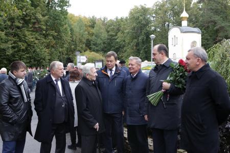 Делегация ЦК КПРФ возложила цветы к могиле Ю.Д. Маслюкова