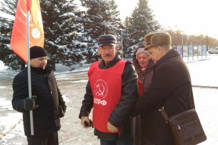 Тюменские коммунисты провели пикет против введения налога на имущество 