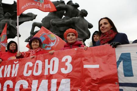 «Не забудем! Не простим!». В Москве коммунисты и их сторонники провели митинг и шествие, посвященные 24-й годовщине трагических событий осени 1993-го