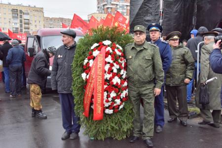 «Не забудем! Не простим!». В Москве коммунисты и их сторонники провели митинг и шествие, посвященные 24-й годовщине трагических событий осени 1993-го