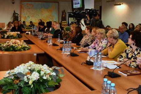 Коммунисты в Госдуме провели круглый стол о проблемах семьи в современном обществе