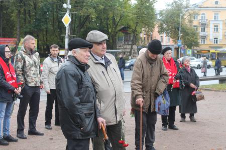 Псков. Коммунисты почтили память защитников Советской власти
