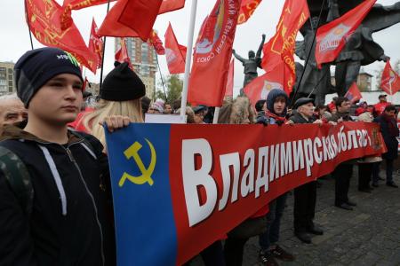 «Не забудем! Не простим!». В Москве коммунисты и их сторонники провели митинг и шествие, посвященные 24-й годовщине трагических событий осени 1993-го